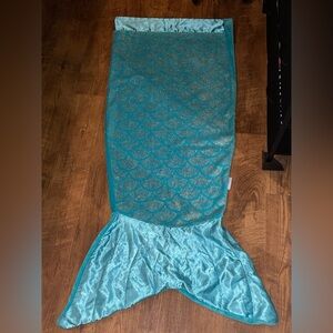 Snuggie Adult Size Blue Mermaid Tail Blanket